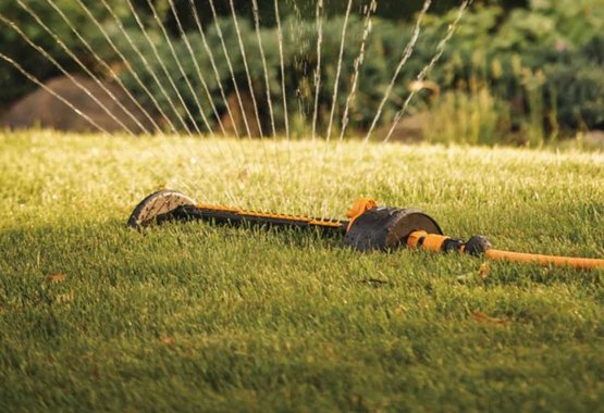 Lascia fare il lavoro agli irrigatori da giardino